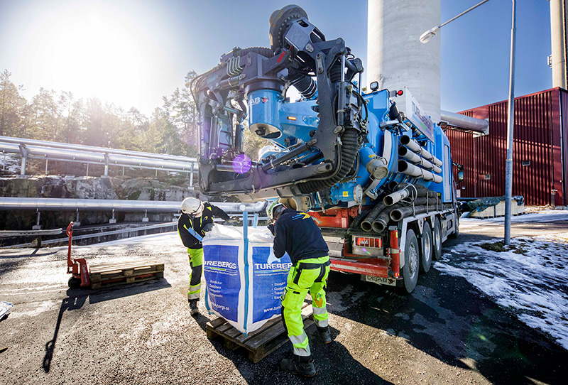 DISAB Futurion™ Q20 MultiFLEX vacuum loader with an extended hose arm operating in a snowy outdoor environment, highlighting its versatility for wet and dry material handling in harsh conditions.
